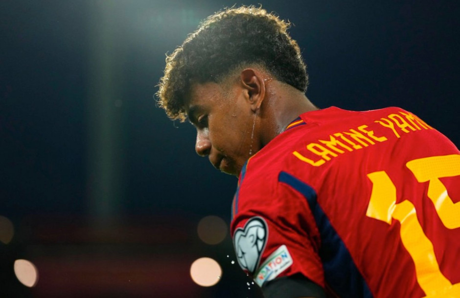 AC米兰主场3-2逆转都灵，40岁魔笛全场发挥，助力球队重返榜首，展现强大实力与斗志。